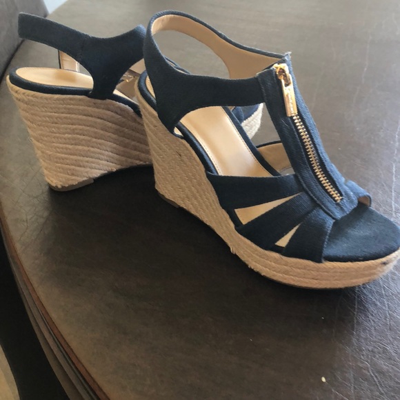 Wedge show - Picture 1 of 1